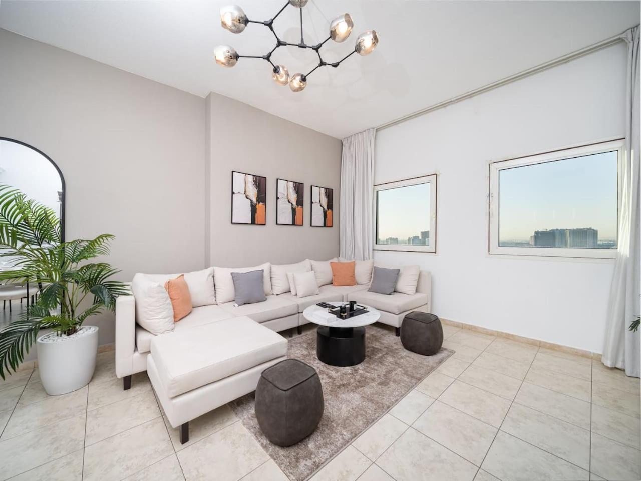 Apartment Elegant And Spacious 2-bedroom In Jvt *
