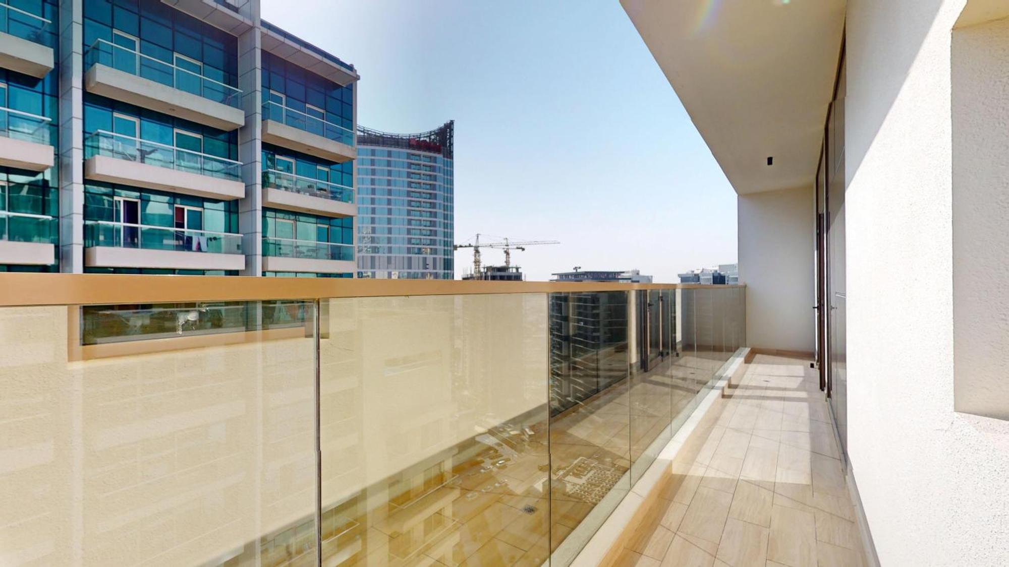 Fam Living Modern Stay In Canal Bay Scenic Views Near Dubai Hotspots