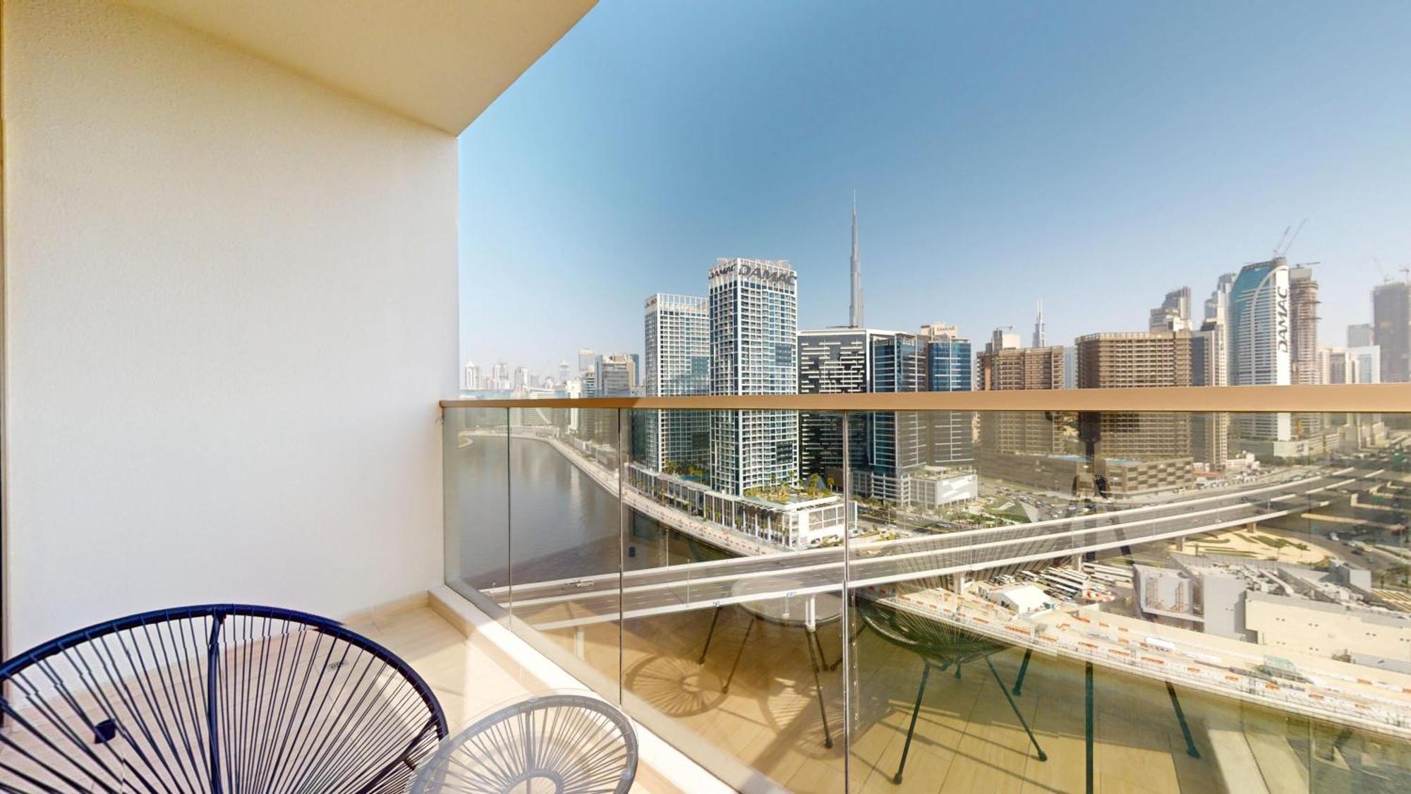 Fam Living Modern Stay In Canal Bay Scenic Views Near Dubai Hotspots Apartment *
