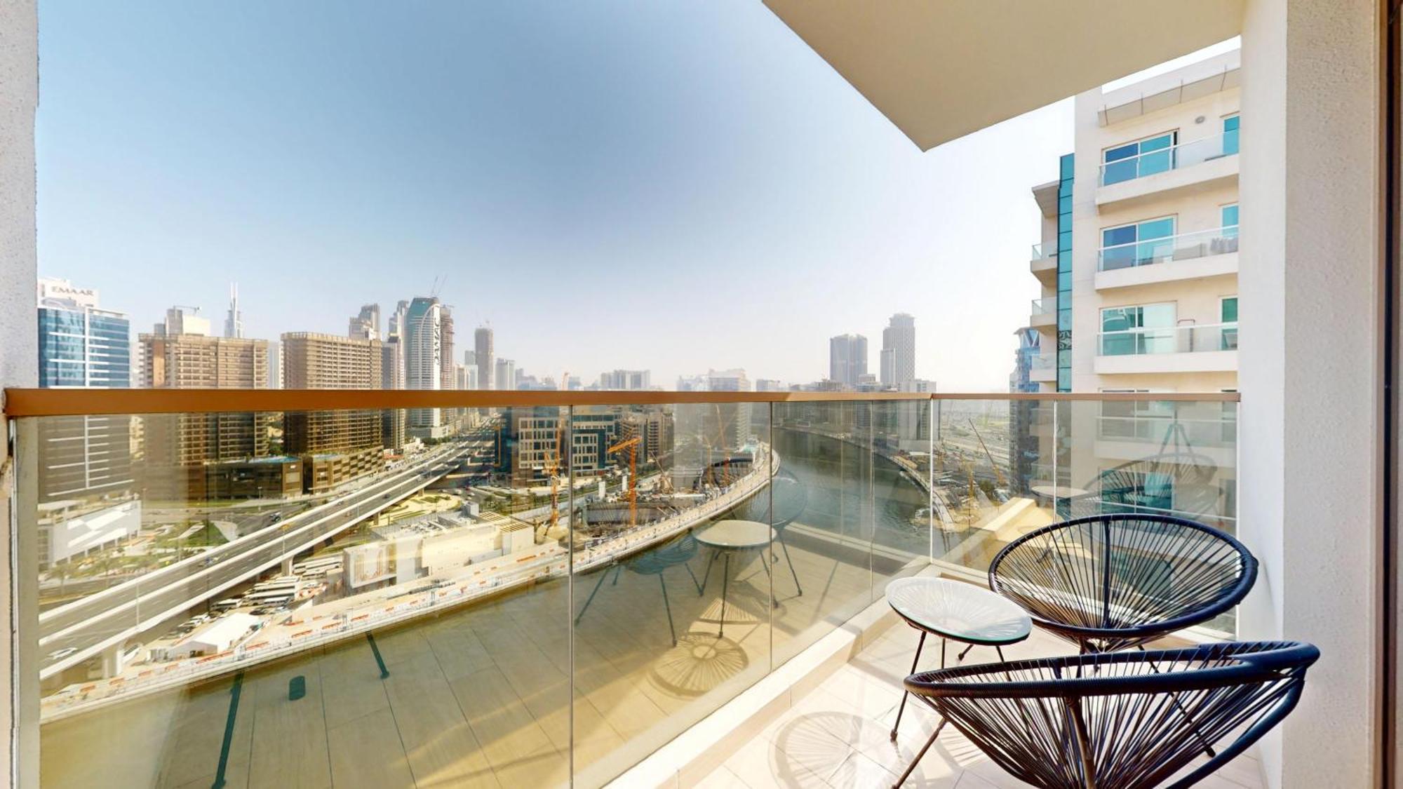 Fam Living Modern Stay In Canal Bay Scenic Views Near Dubai Hotspots