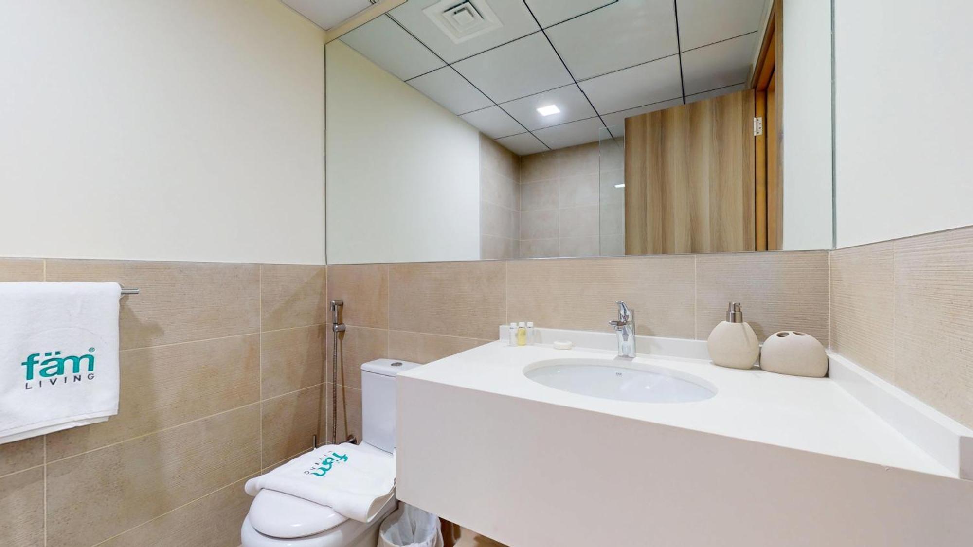 Fam Living Modern Stay In Canal Bay Scenic Views Near Dubai Hotspots *