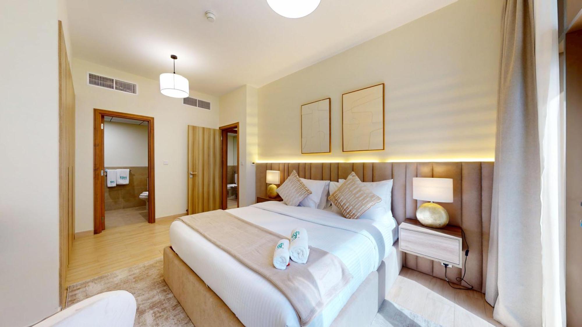Fam Living Modern Stay In Canal Bay Scenic Views Near Dubai Hotspots