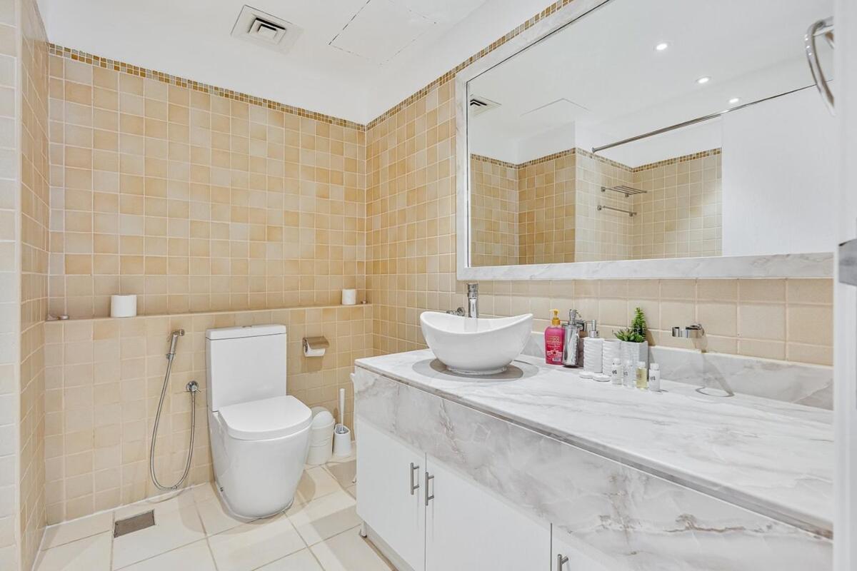 Bright And Spacious 2br With Pool And Gym Access *