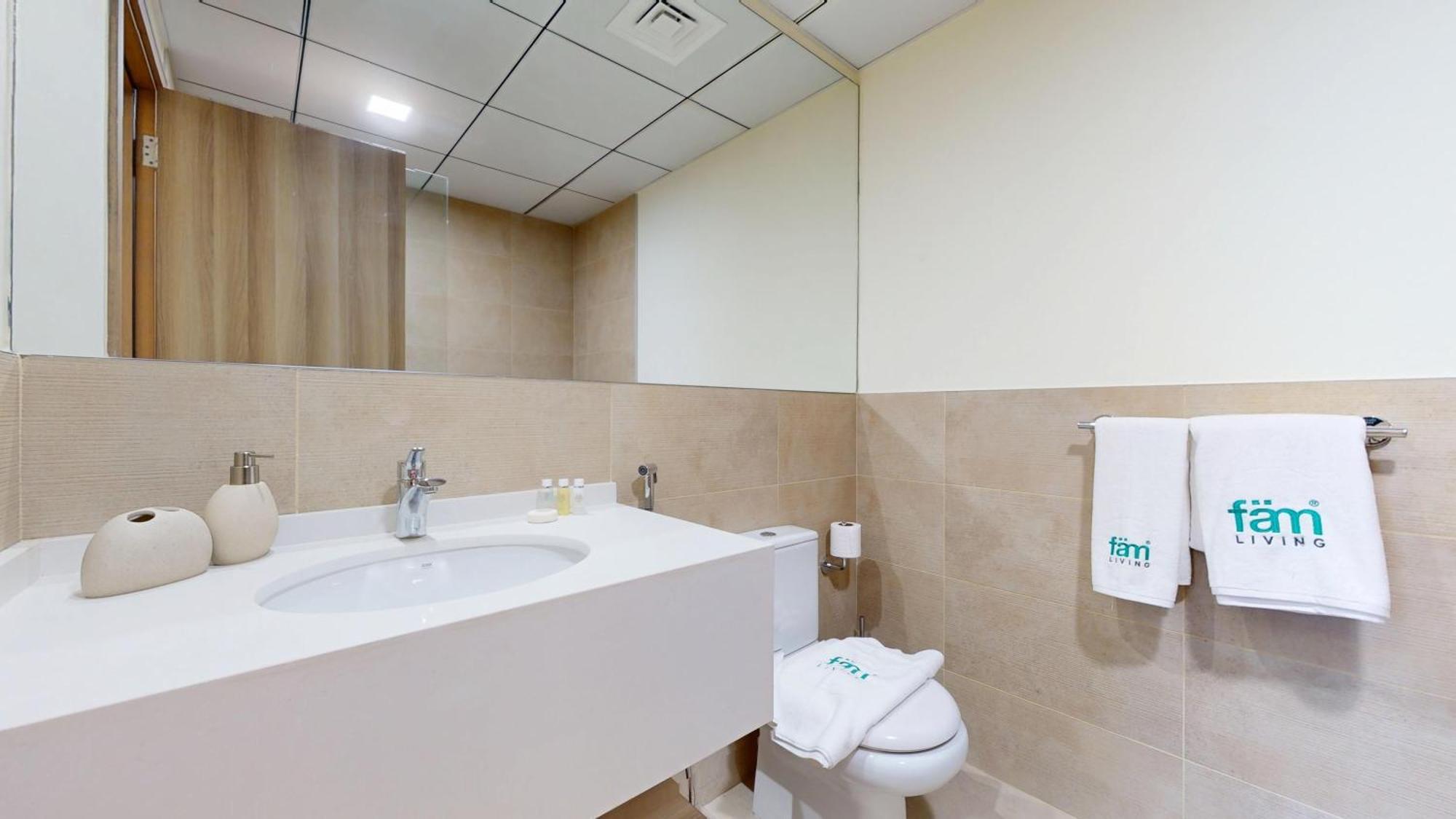 Fam Living Modern Stay In Canal Bay Scenic Views Near Dubai Hotspots Apartment *