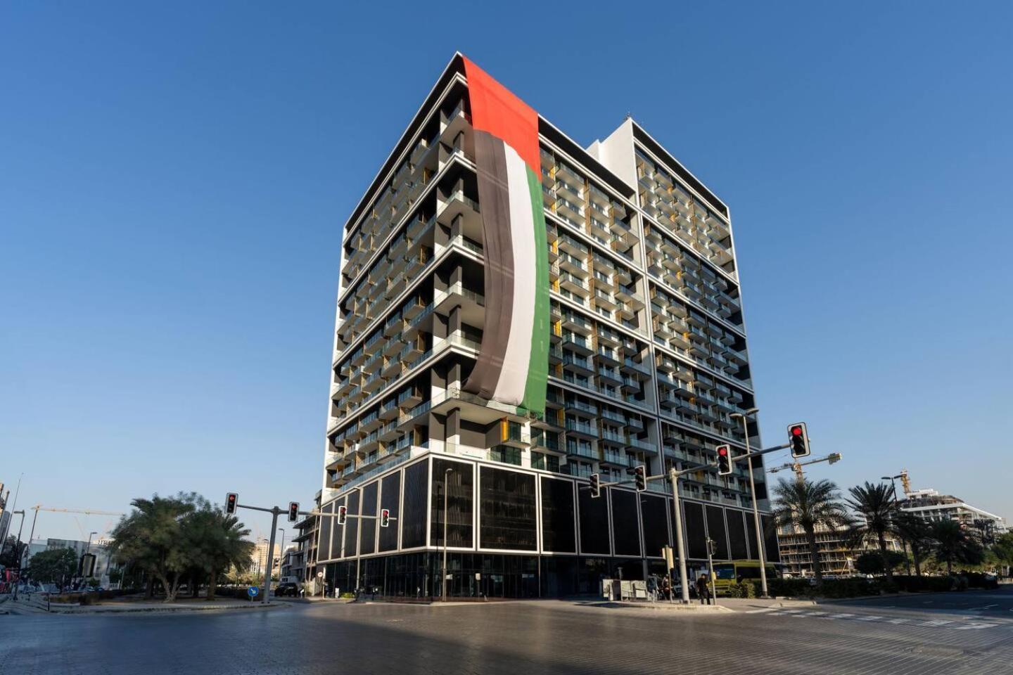 Stylish 1br In Jvc With Pool View *