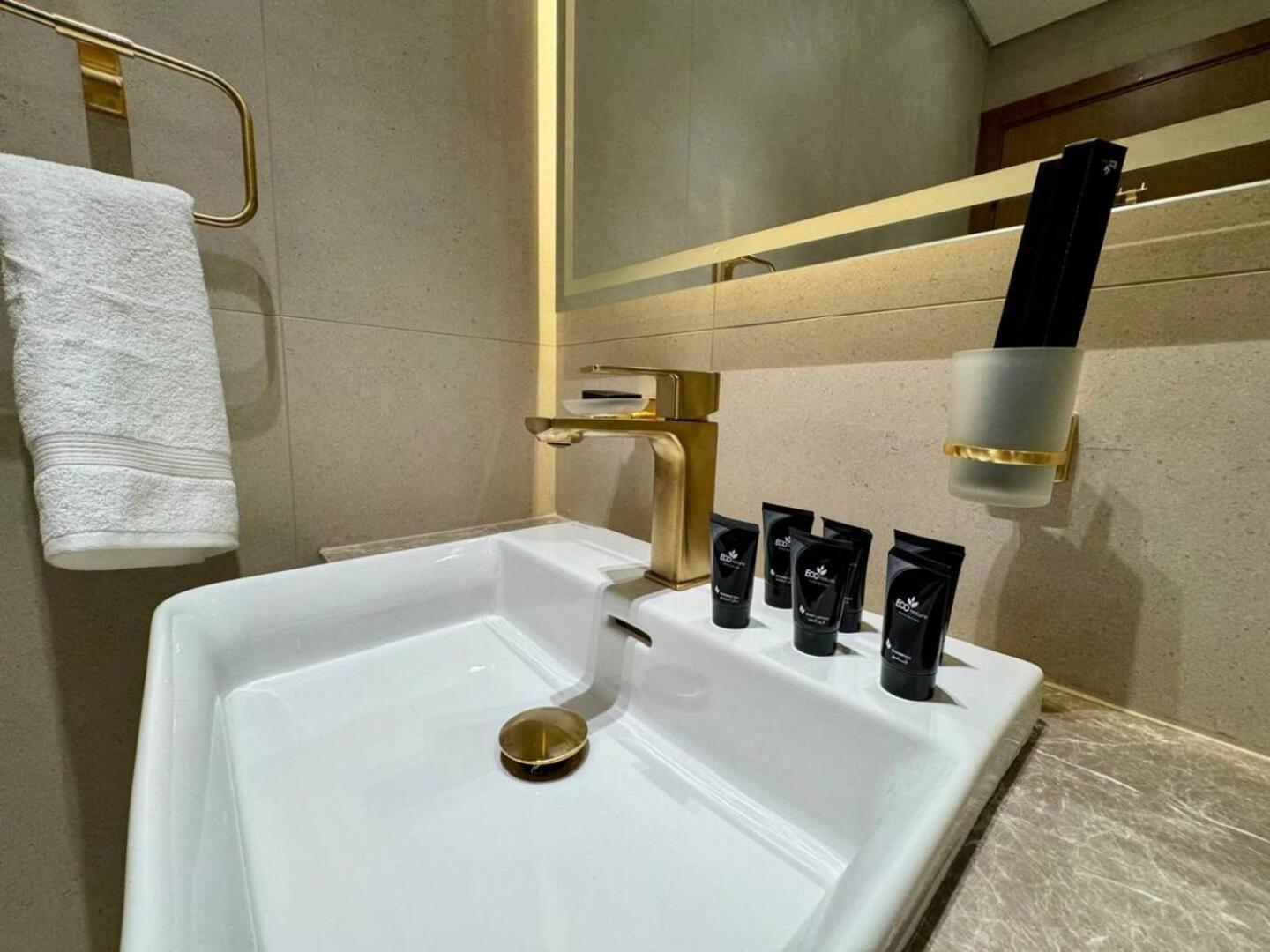 Stylish 1br In Jvc With Pool View