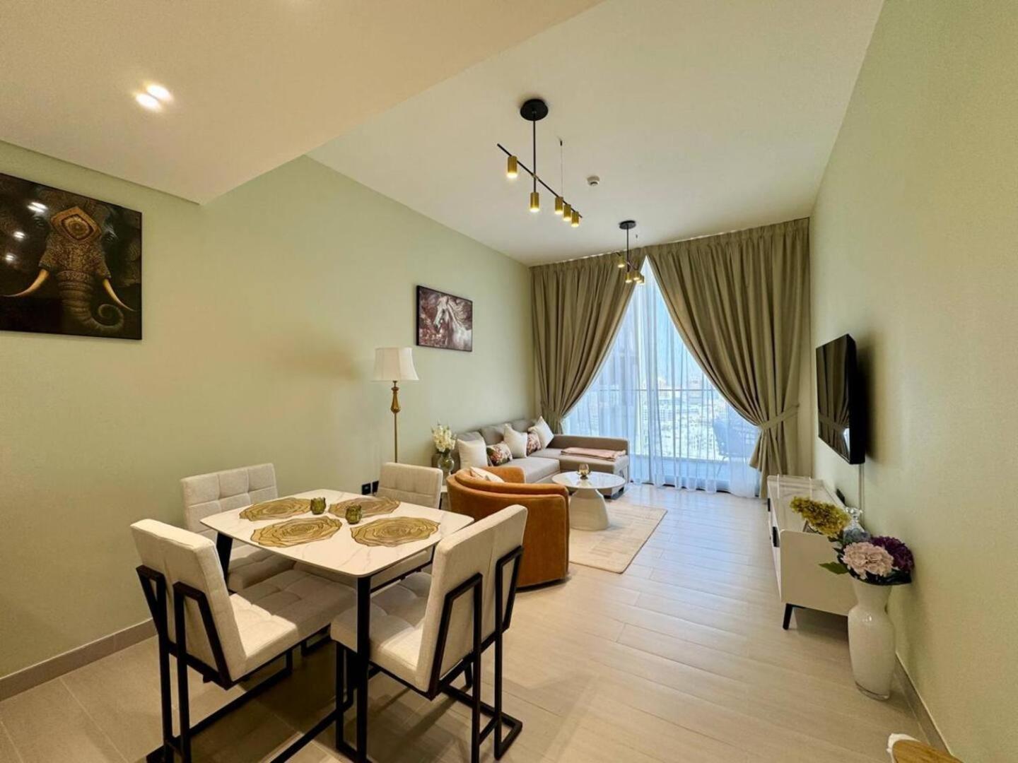 Stylish 1br In Jvc With Pool View