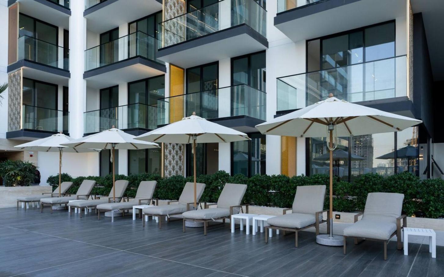 Stylish 1br In Jvc With Pool View