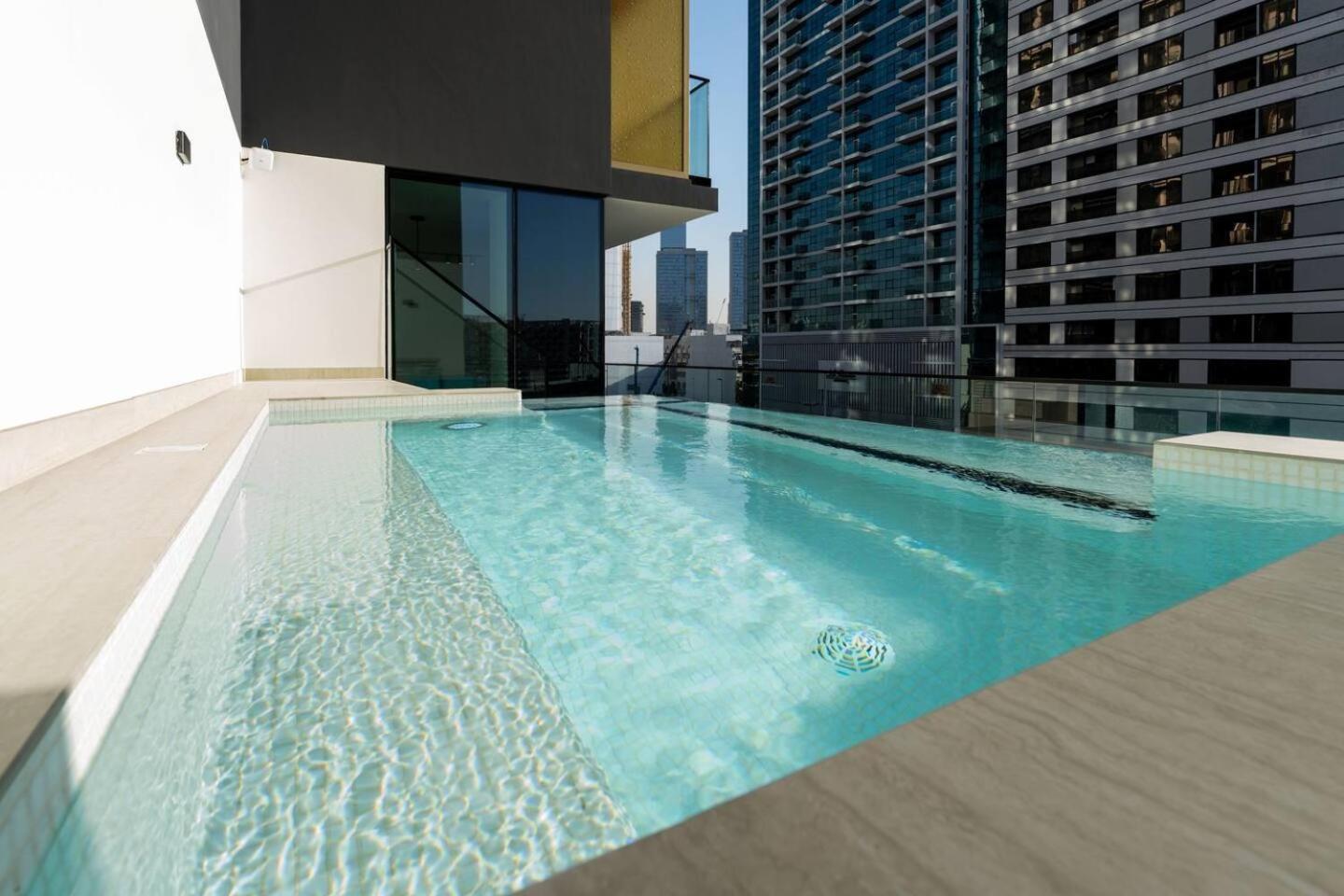 Stylish 1br In Jvc With Pool View Apartment