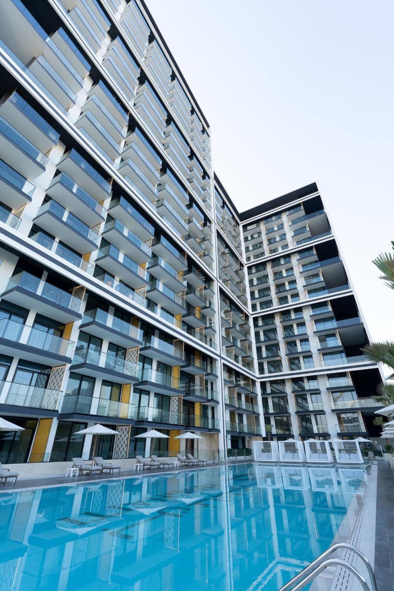 Stylish 1br In Jvc With Pool View *