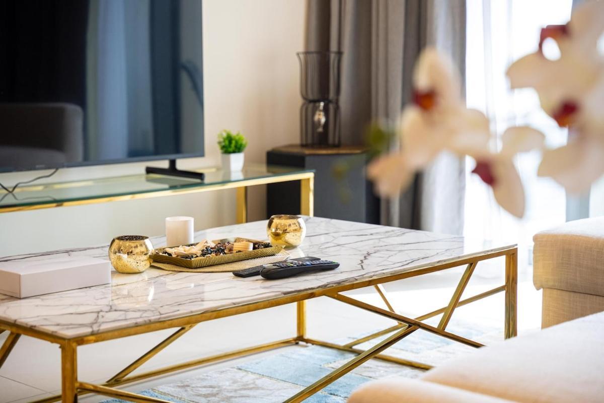 Rooftop Lounge - Walk To Mall & Burj Khalifa - Downtown Apartment *