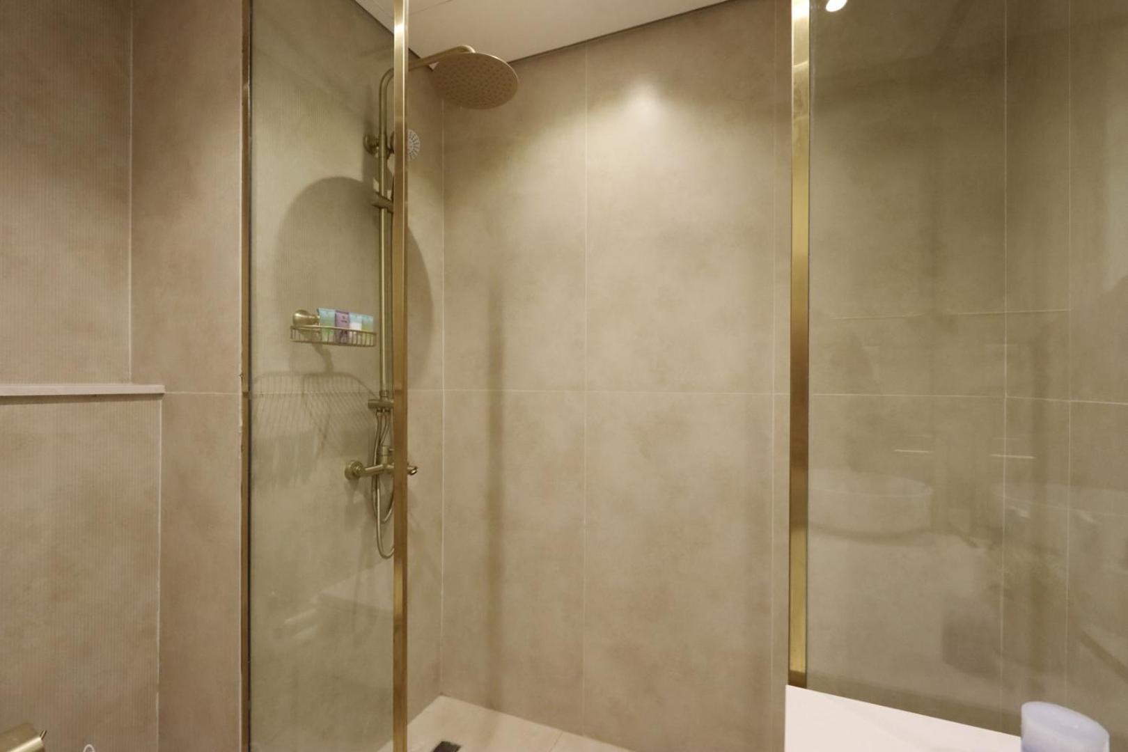 Livbnb-radiant, Upgraded 1b Unit In District 14, Jvc Apartment *