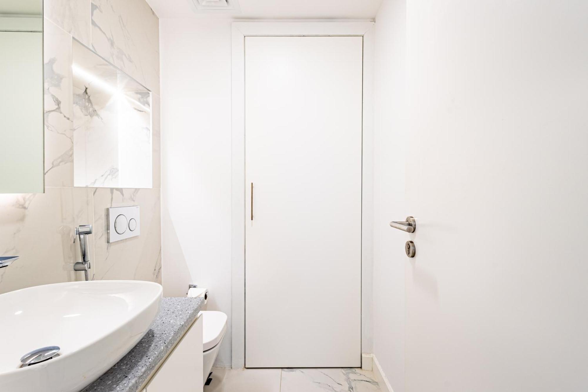 Serene 2br Escape - Al Majara - Waterfront Apartment Dubai