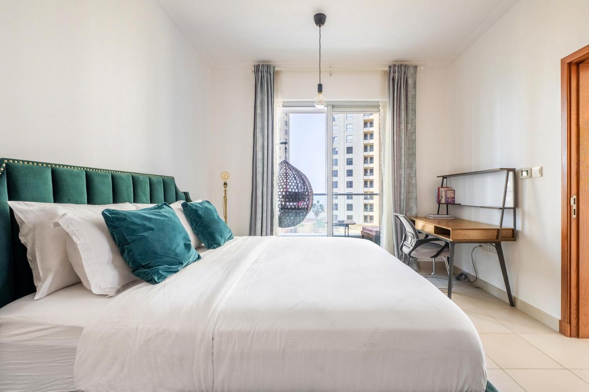 Seaview Elegance! 1-bedroom Retreat In Marina Promenade *