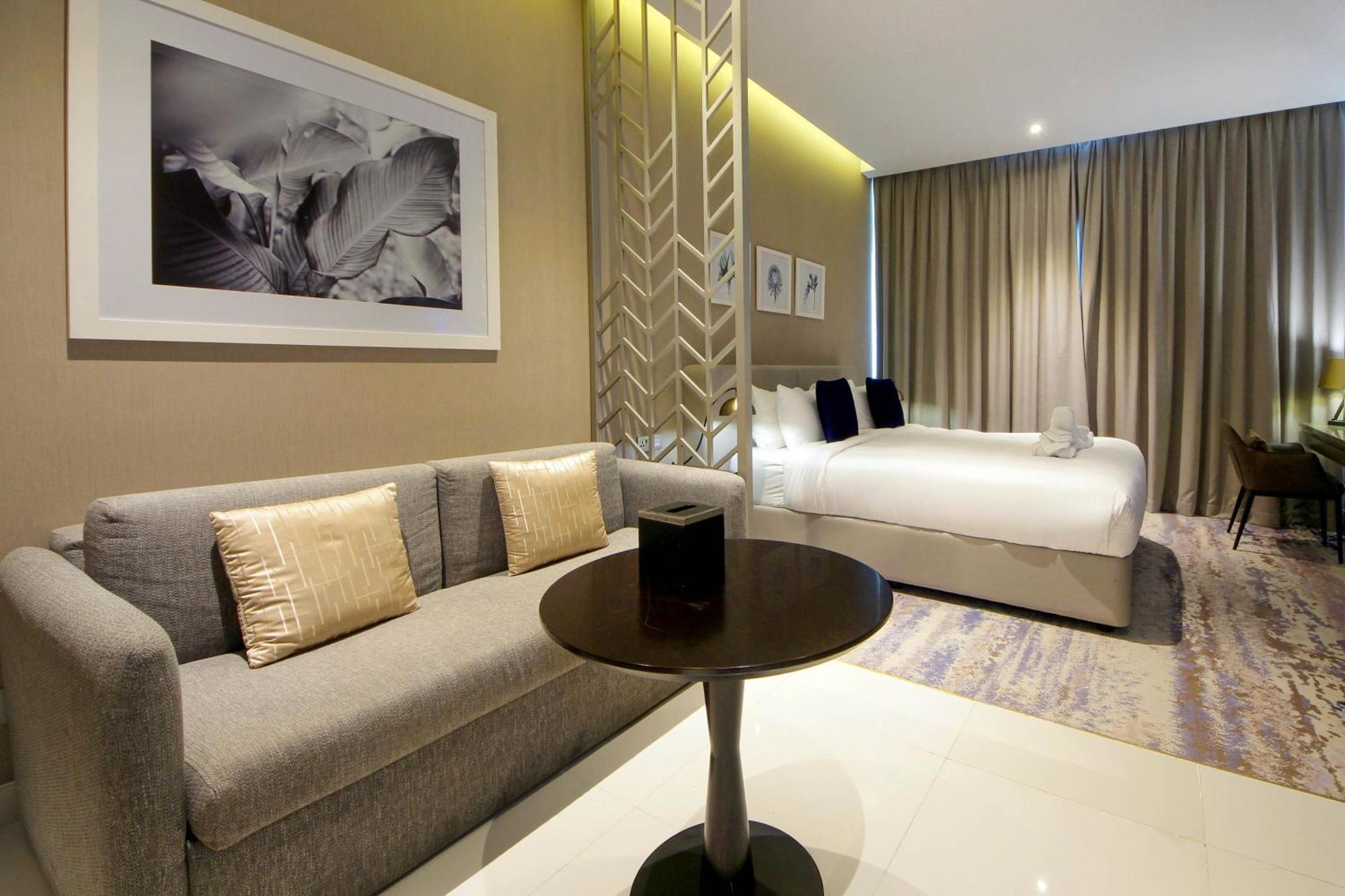 Stylish With Pool In Business Bay Apartment