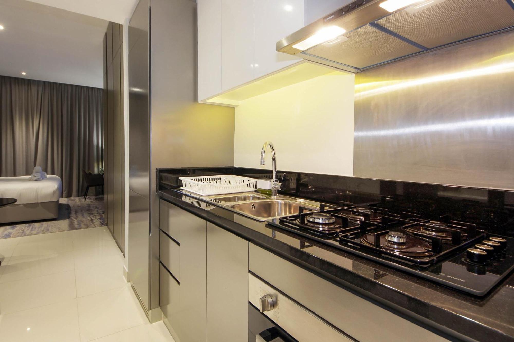 Stylish With Pool In Business Bay *