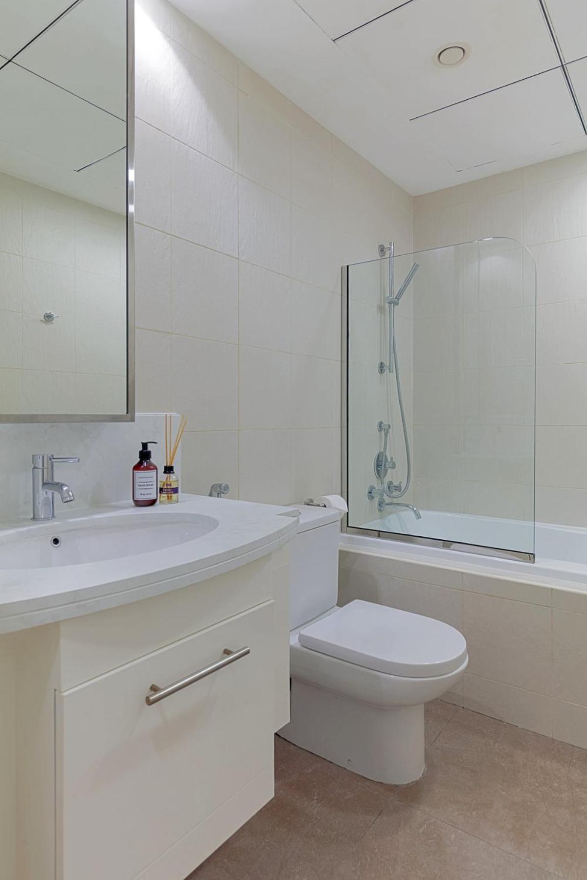 Luxury One-bedroom Burj Khalifa Apartment *