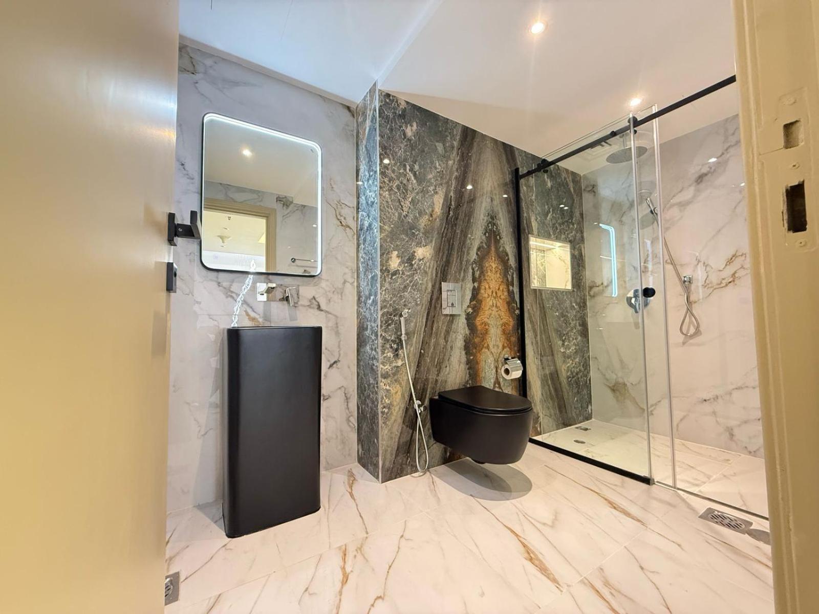 Apartment Spacious Modernized 2 Bedroom And Duplex 4 Br By Taskeen Homes *