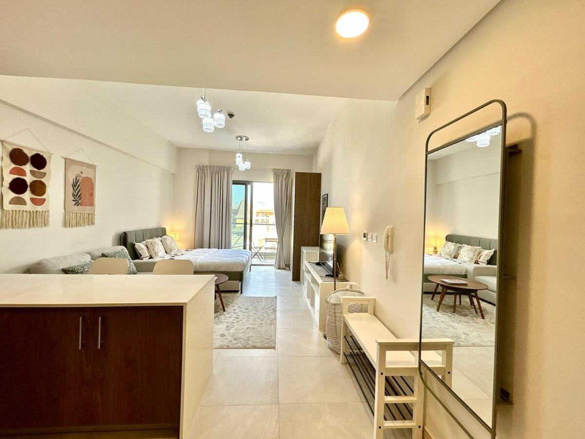 Homes2retreat - Elegant In Jvc, Apartment
