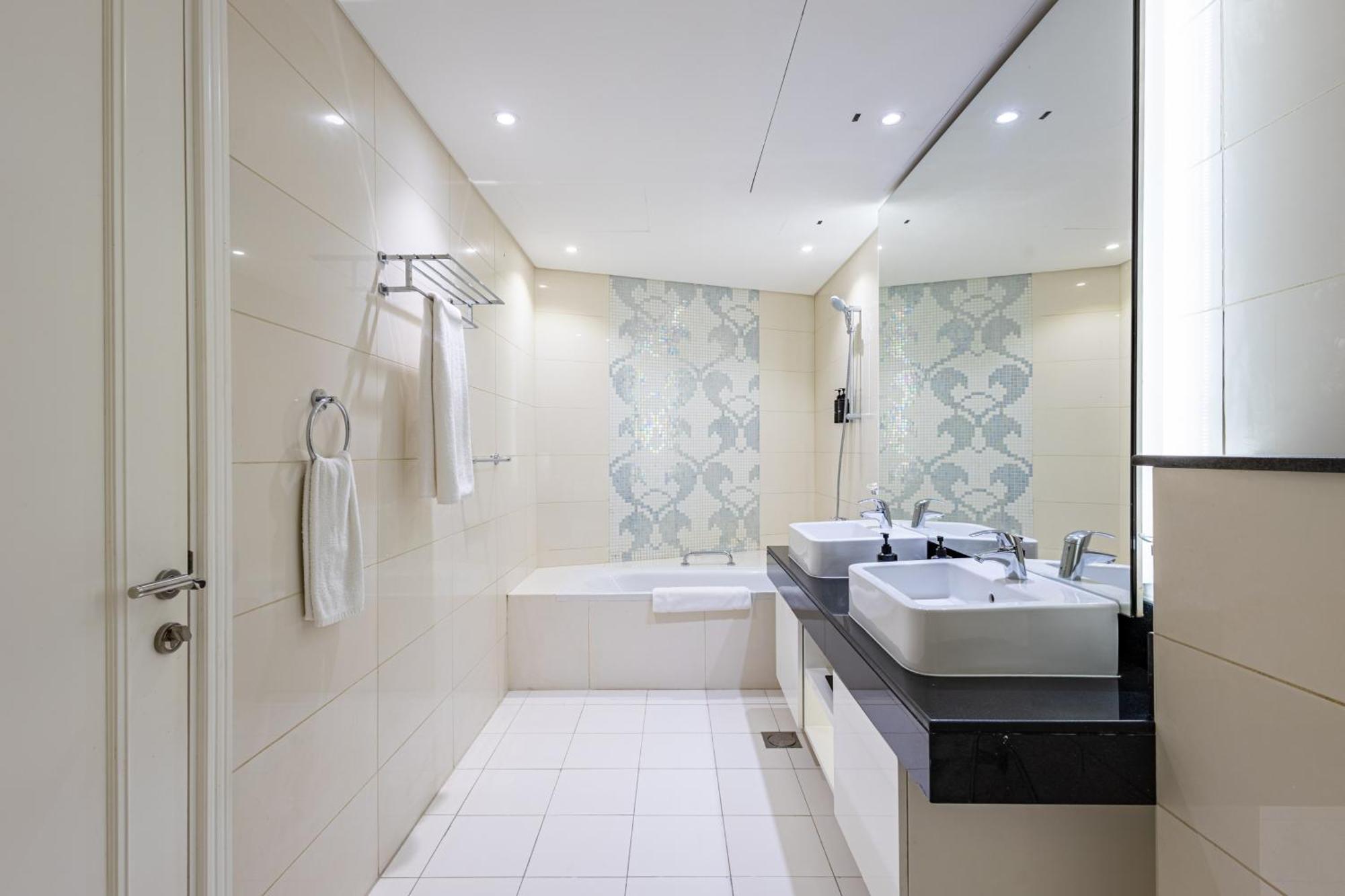 Spacious 1br - Balcony & Pool View - Capital Bay Apartment *