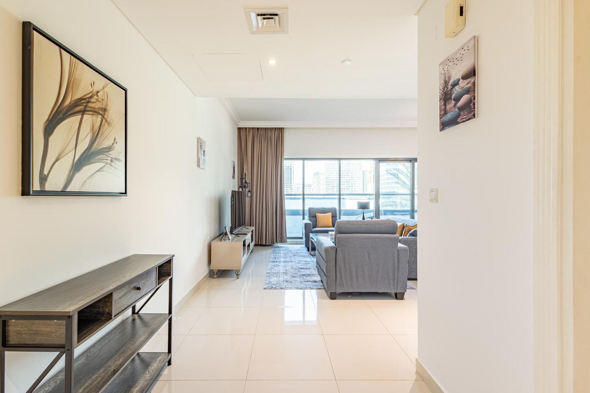 Apartment Spacious 1br - Balcony & Pool View - Capital Bay