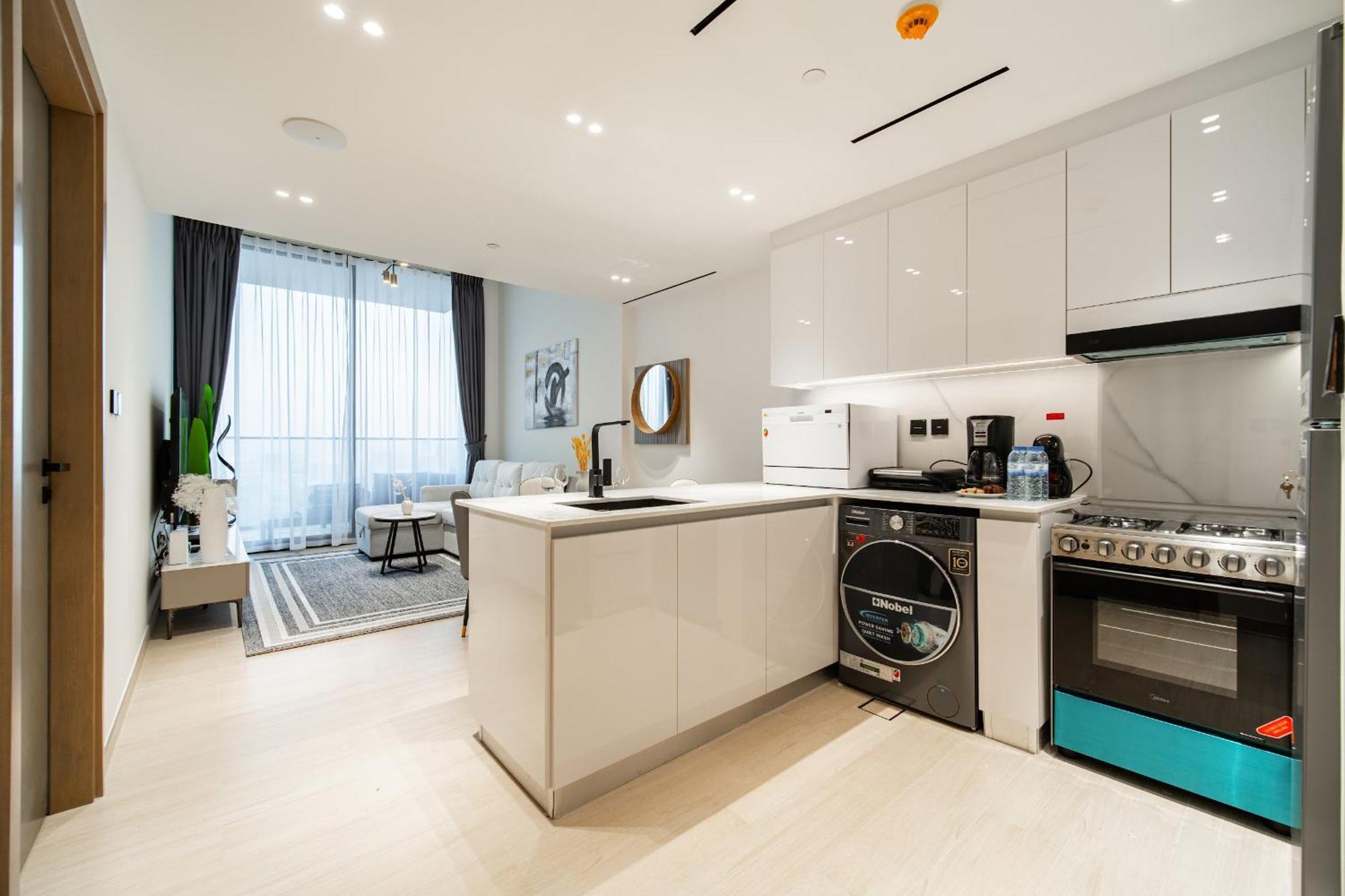 New Jvc 1br With 29th Floor View - Calm And Kid-ready