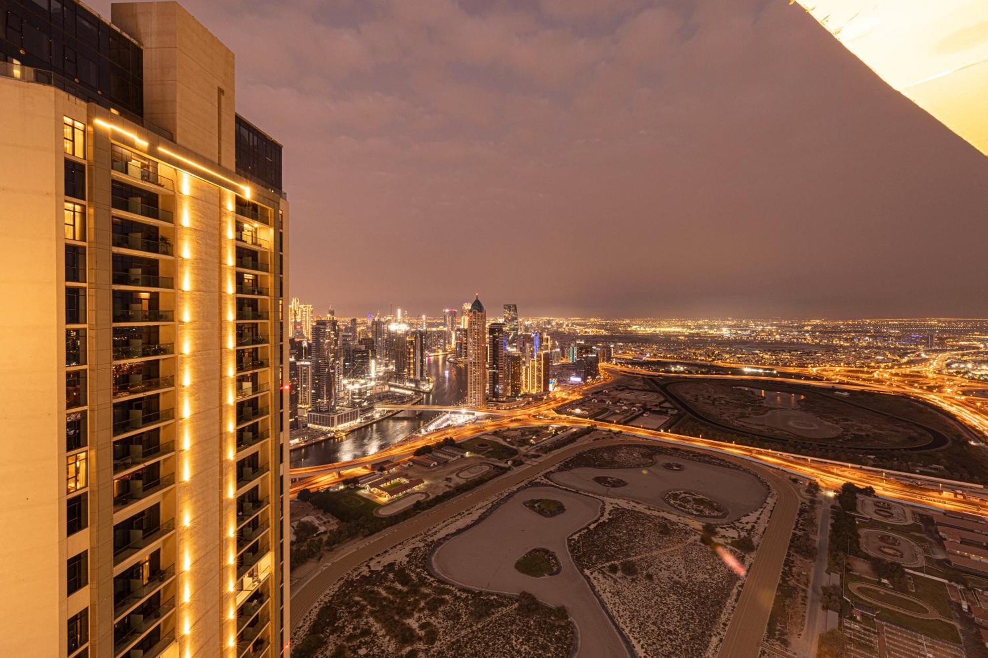 Urbanhomes - Luxury And Cozy 3bdr In Business Bay Canal View Apartment *