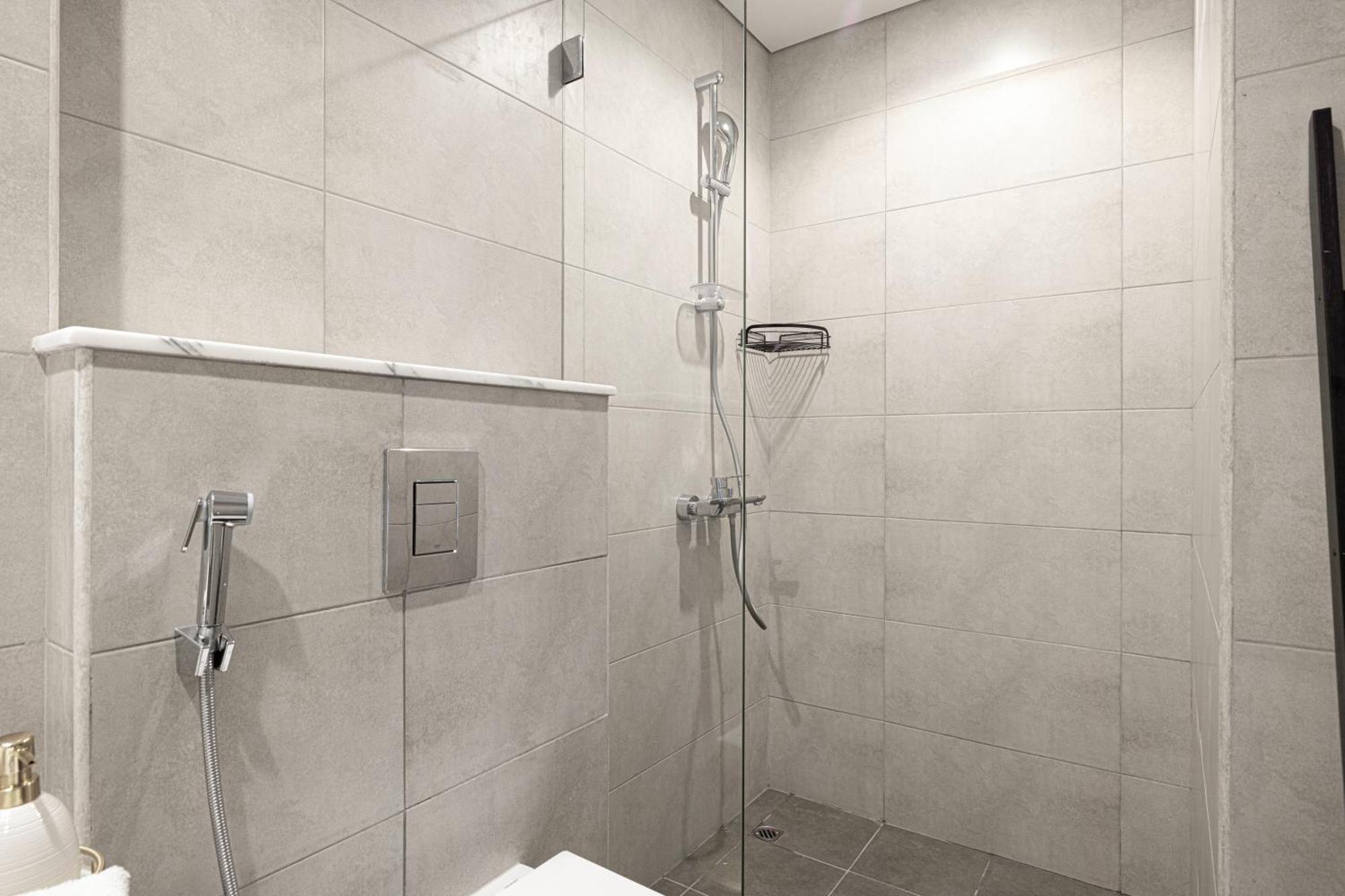 Urbanhomes - Luxury And Cozy 3bdr In Business Bay Canal View Apartment *