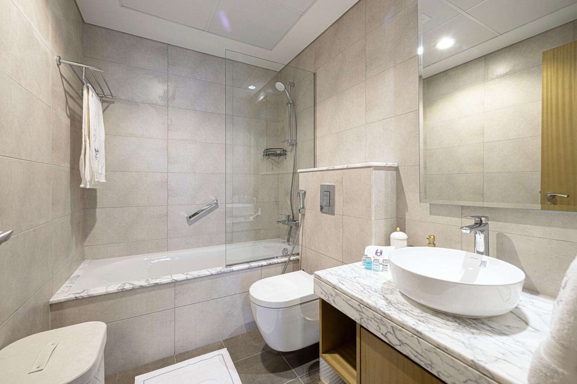Urbanhomes - Luxury And Cozy 3bdr In Business Bay Canal View