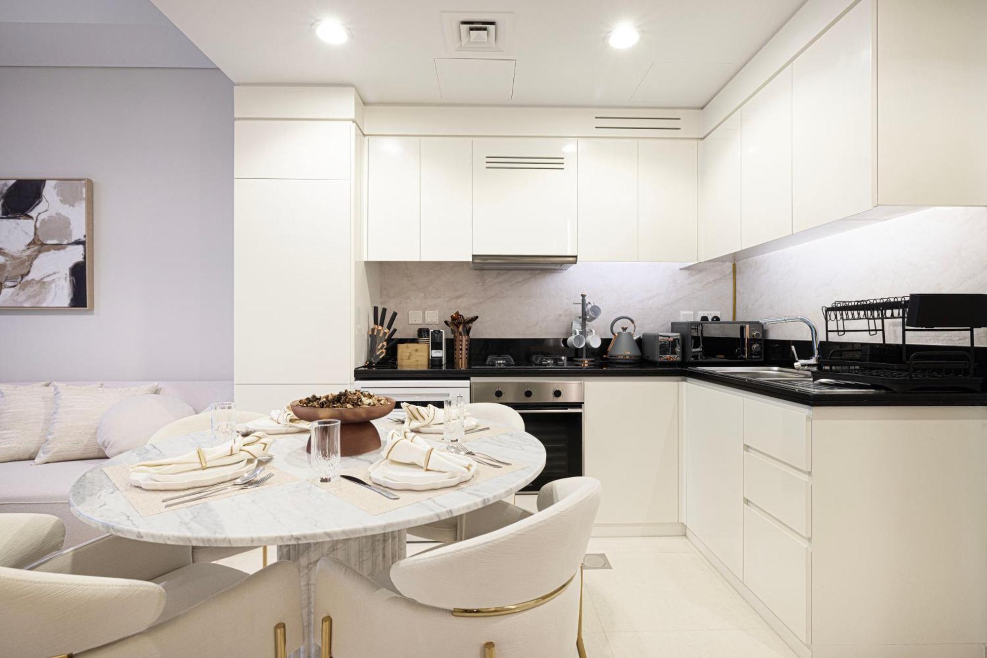 Urbanhomes - Luxury And Cozy 3bdr In Business Bay Canal View Apartment
