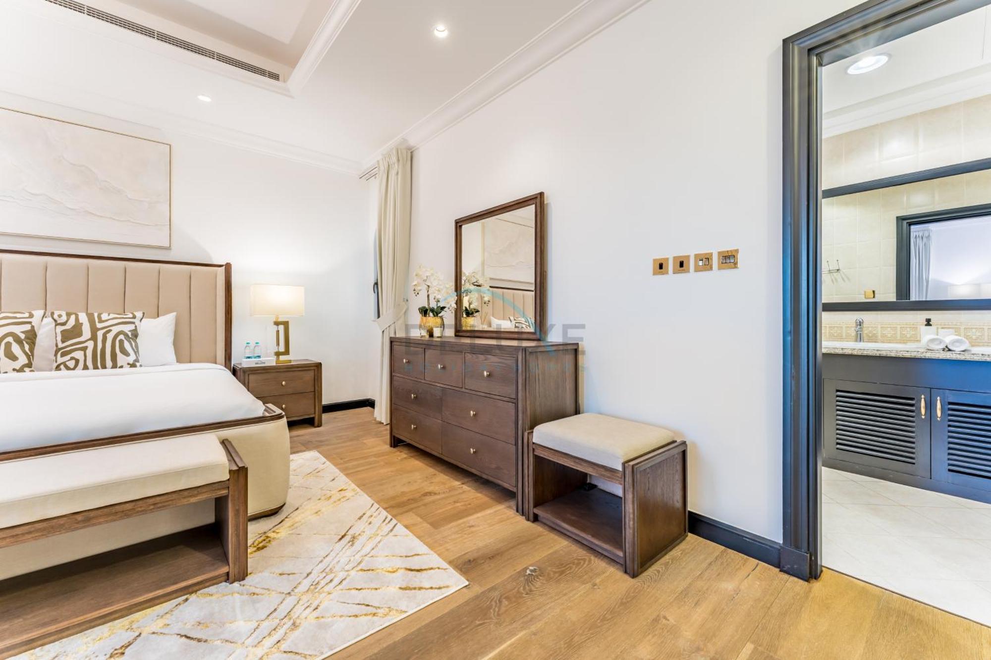 Villa Close To The 4br And Assistant's With Bbq Facility, Canal Cove, Palm Jumeirah By Deluxe Homes *