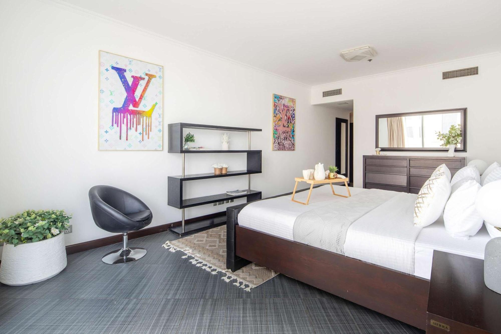 Frank Porter - Al Futtan Tower Apartment Dubai