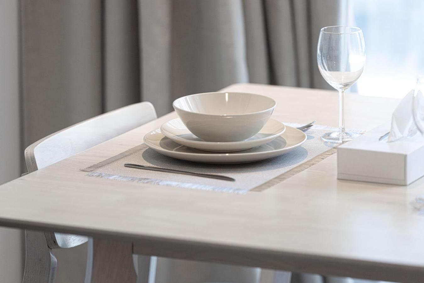 Waterfront Studio, Perfectly Located In Marina Apartment