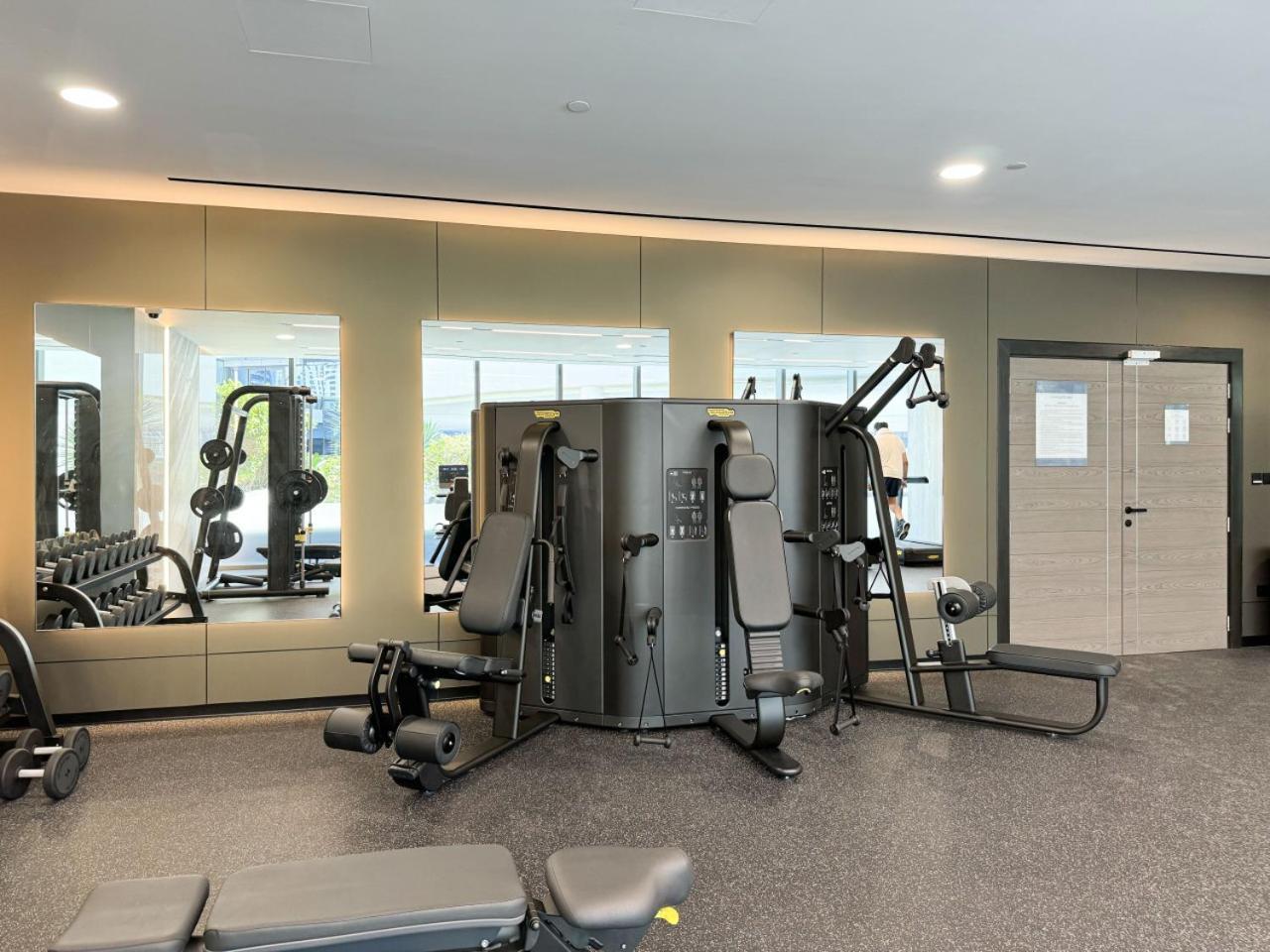 Waterfront Studio, Perfectly Located In Marina Apartment *