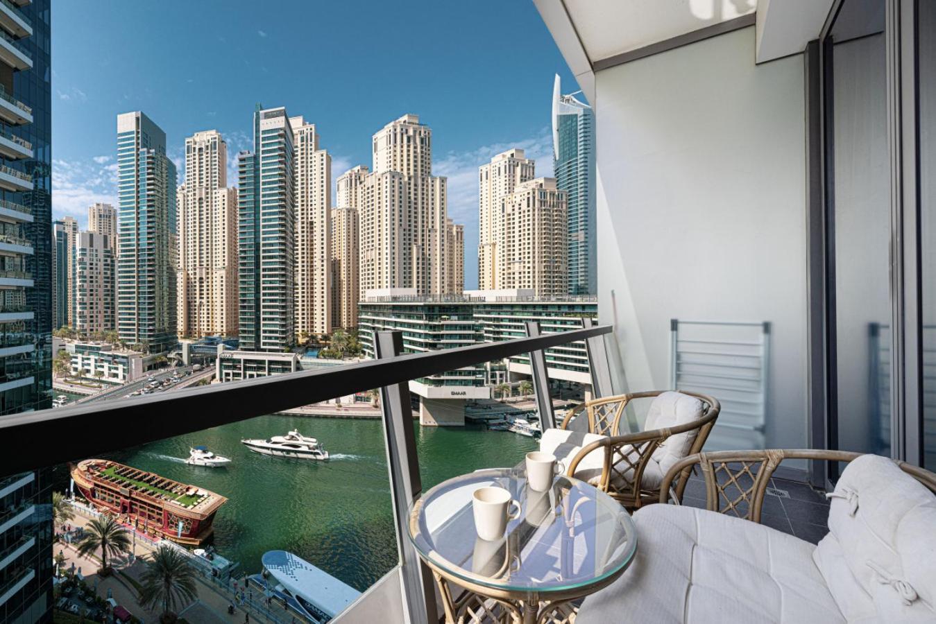 Waterfront Studio, Perfectly Located In Marina Apartment *