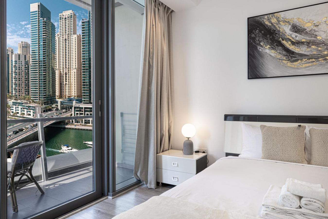 Waterfront Studio, Perfectly Located In Marina Apartment *