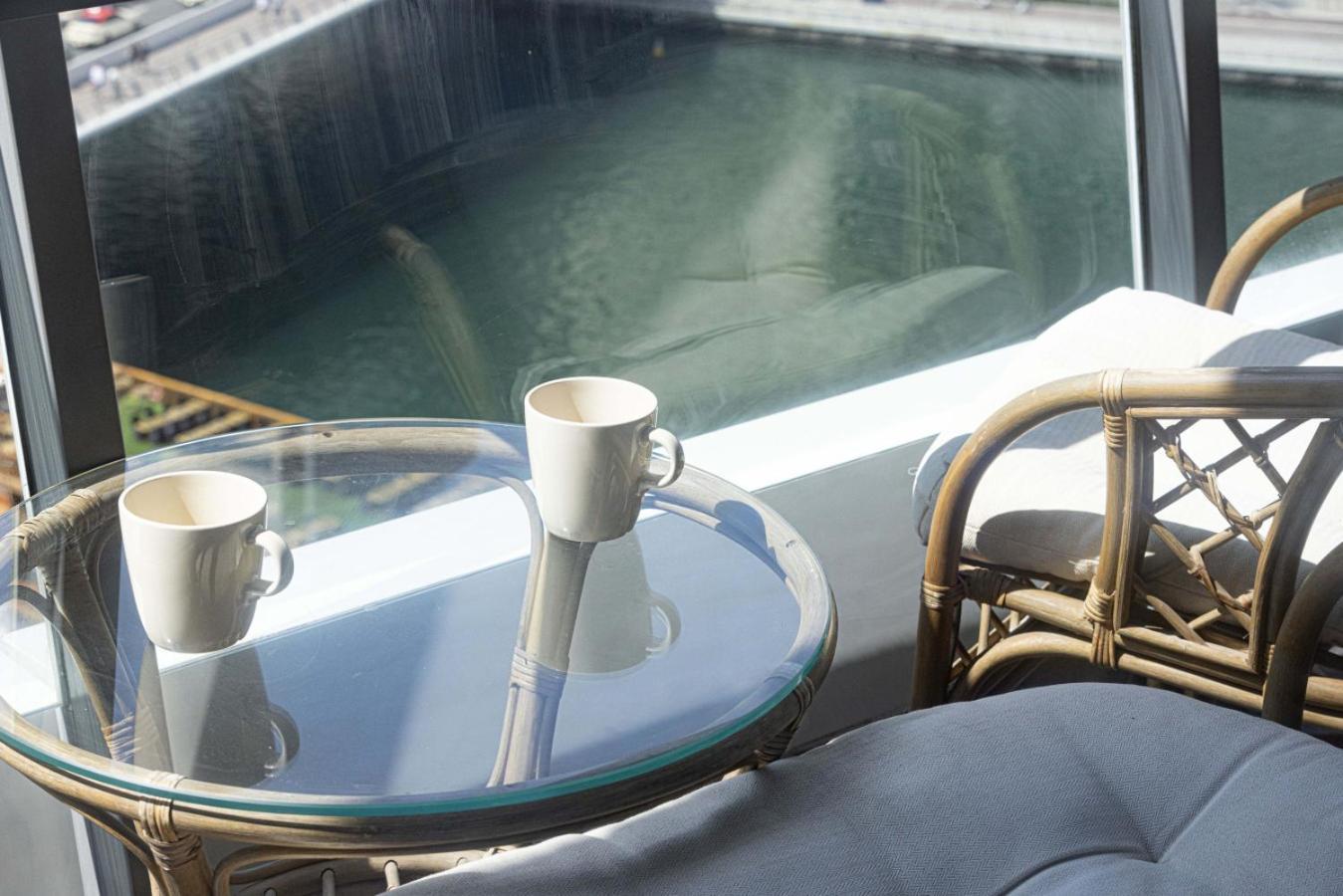 Waterfront Studio, Perfectly Located In Marina