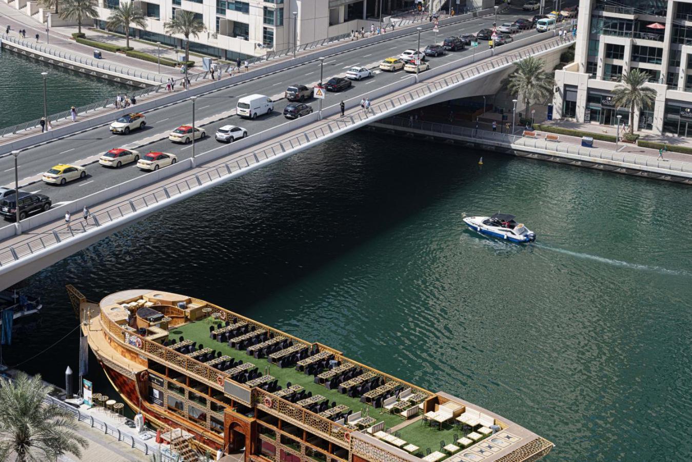 Waterfront Studio, Perfectly Located In Marina *