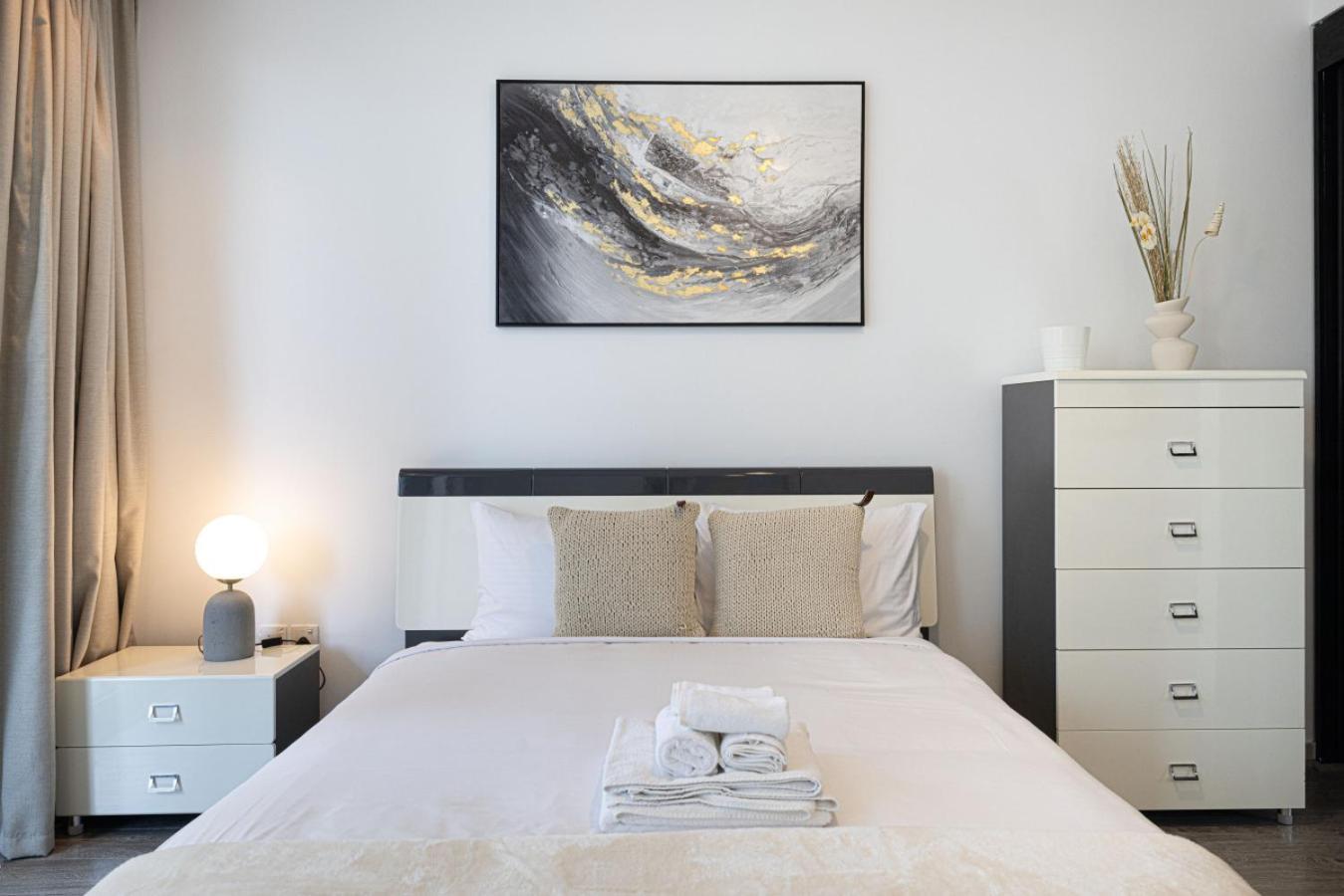 Waterfront Studio, Perfectly Located In Marina
