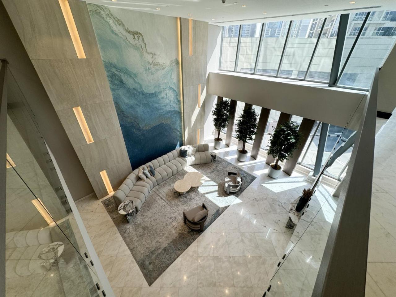 Waterfront Studio, Perfectly Located In Marina Apartment *