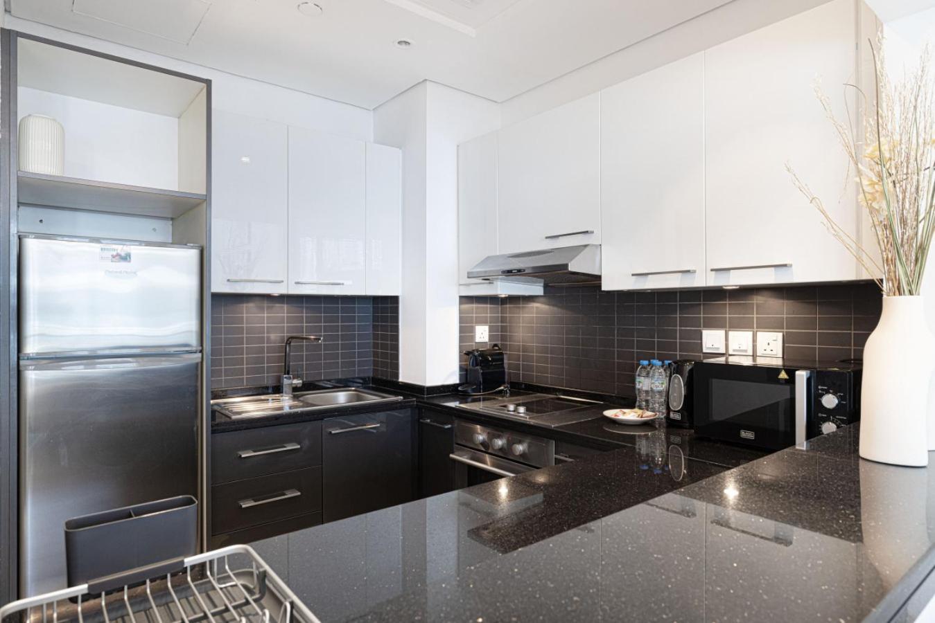 Waterfront Studio, Perfectly Located In Marina Apartment *