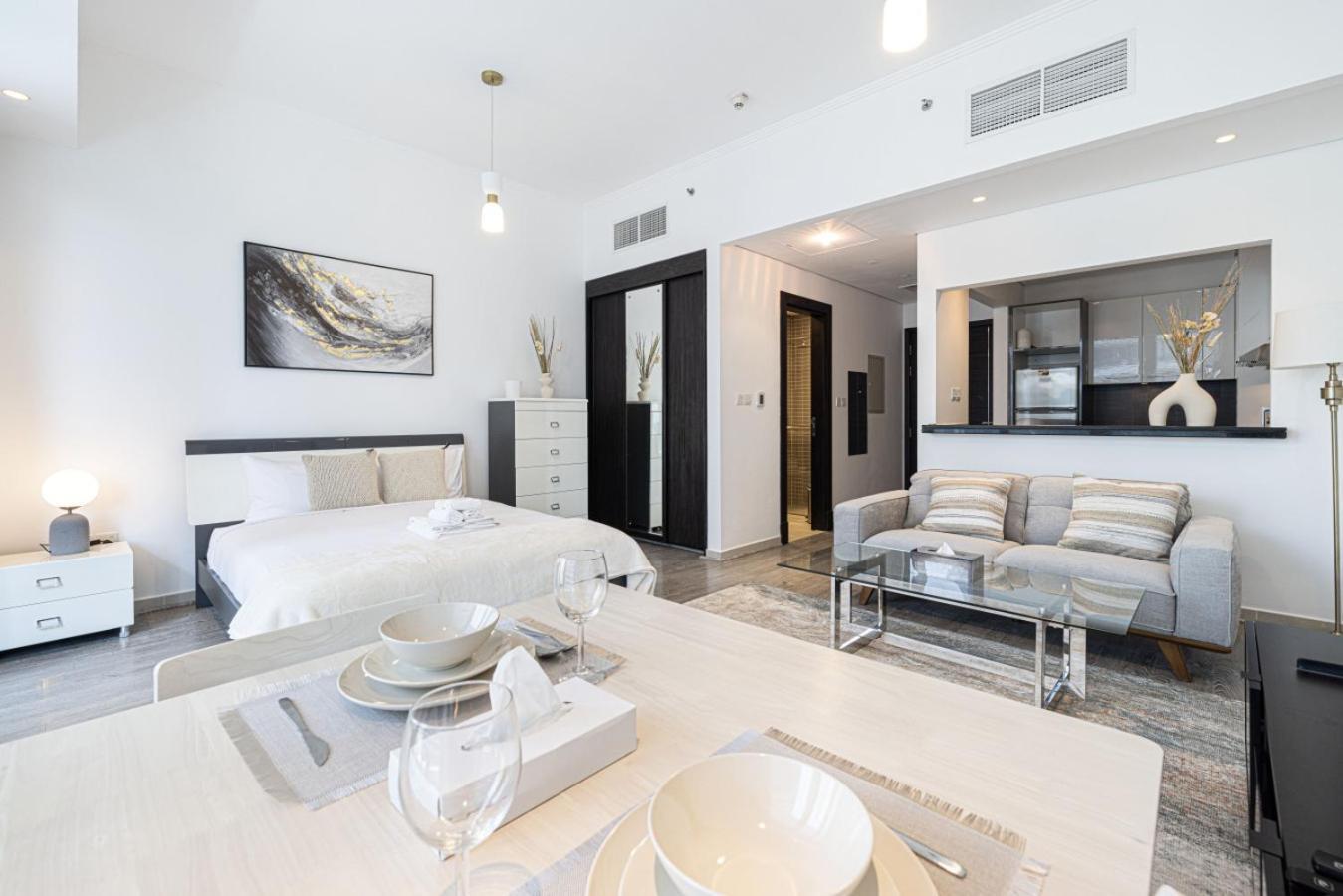 Waterfront Studio, Perfectly Located In Marina Apartment