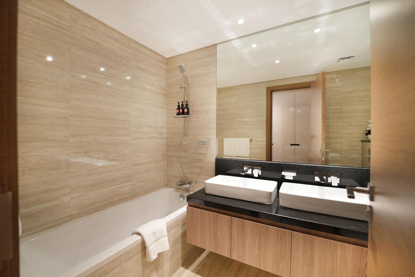 Easygo- Lavish 2br-terrace-view-infinity Pool Apartment