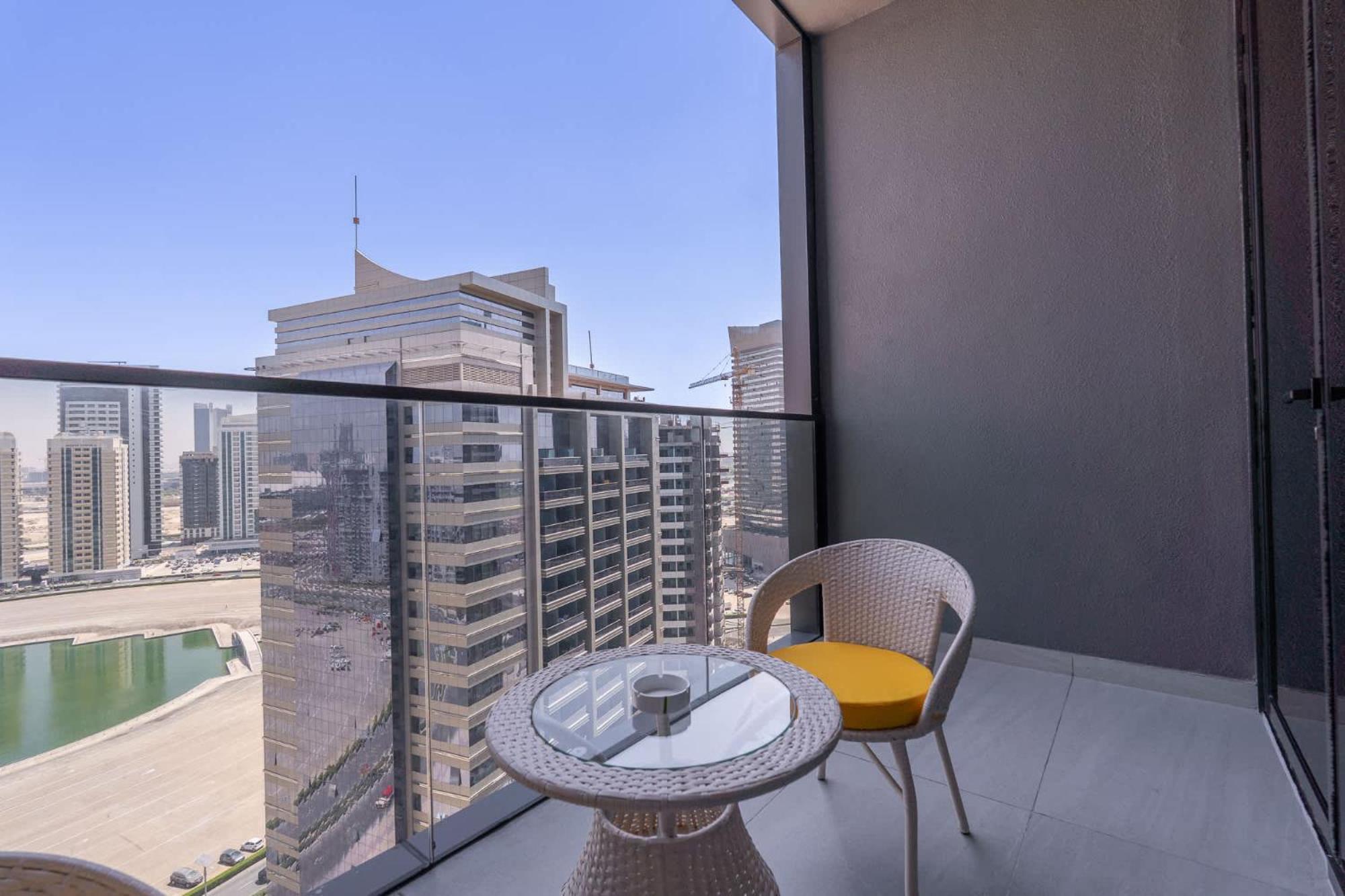 Stylish 1-bedroom Retreat In Amal Tower Sports *