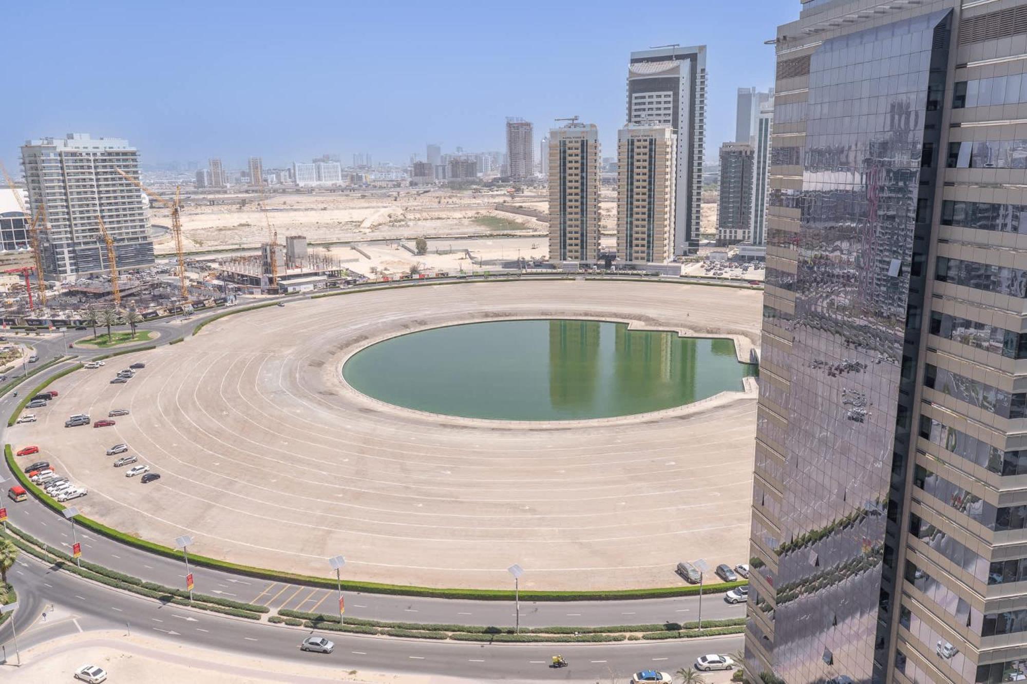 Stylish 1-bedroom Retreat In Amal Tower Sports * Dubai