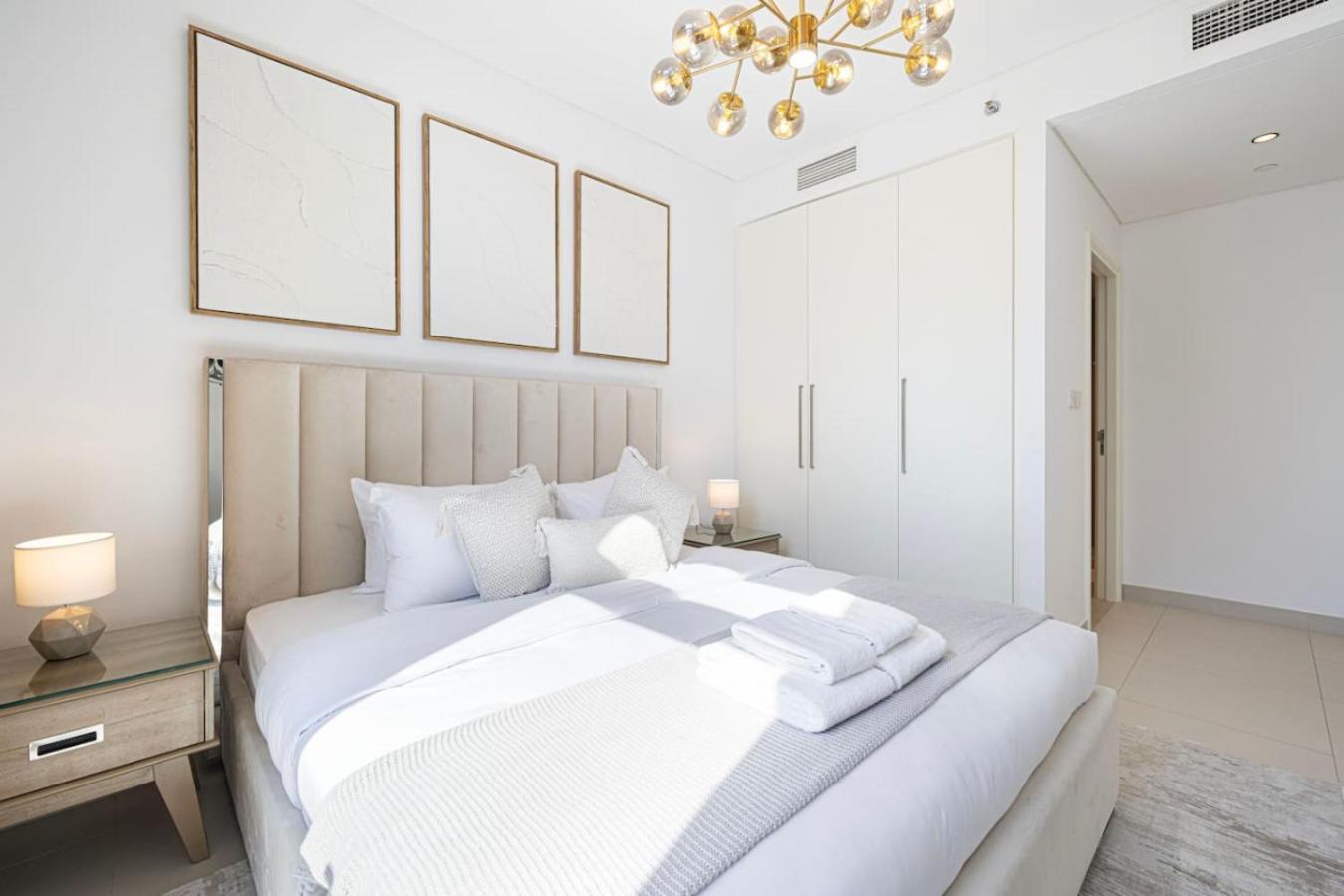 Modern Comfort - Views In Prime Downtown - 2br 6 Guests Apartment