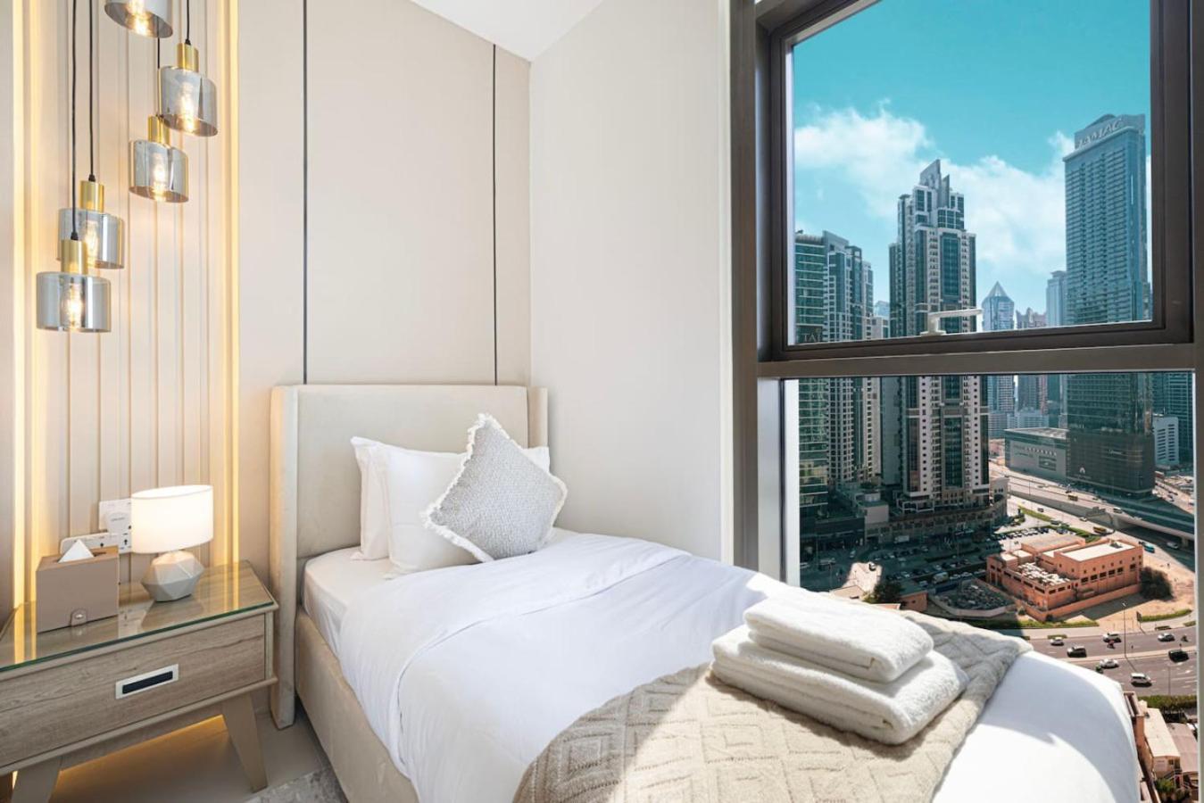 Modern Comfort - Views In Prime Downtown - 2br 6 Guests *
