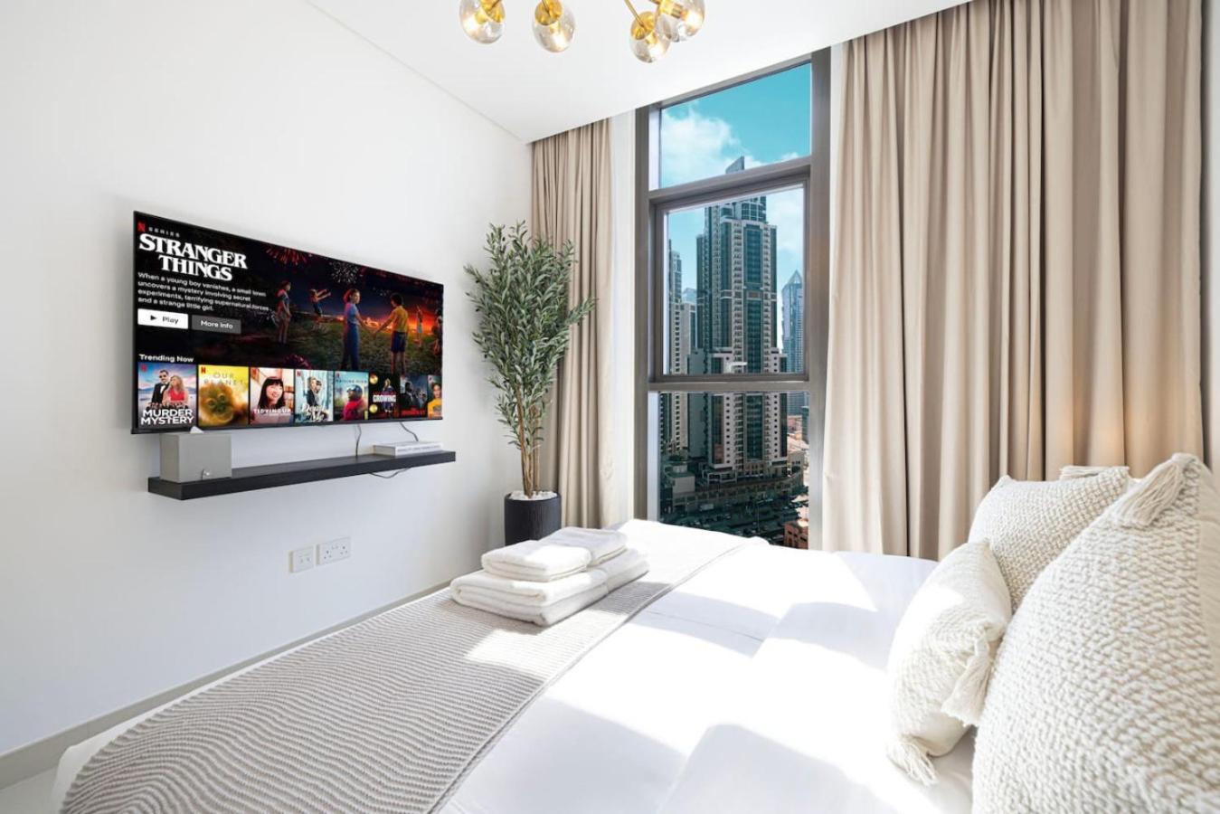 Modern Comfort - Views In Prime Downtown - 2br 6 Guests Apartment