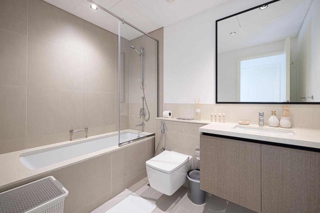 Modern Comfort - Views In Prime Downtown - 2br 6 Guests Apartment Dubai
