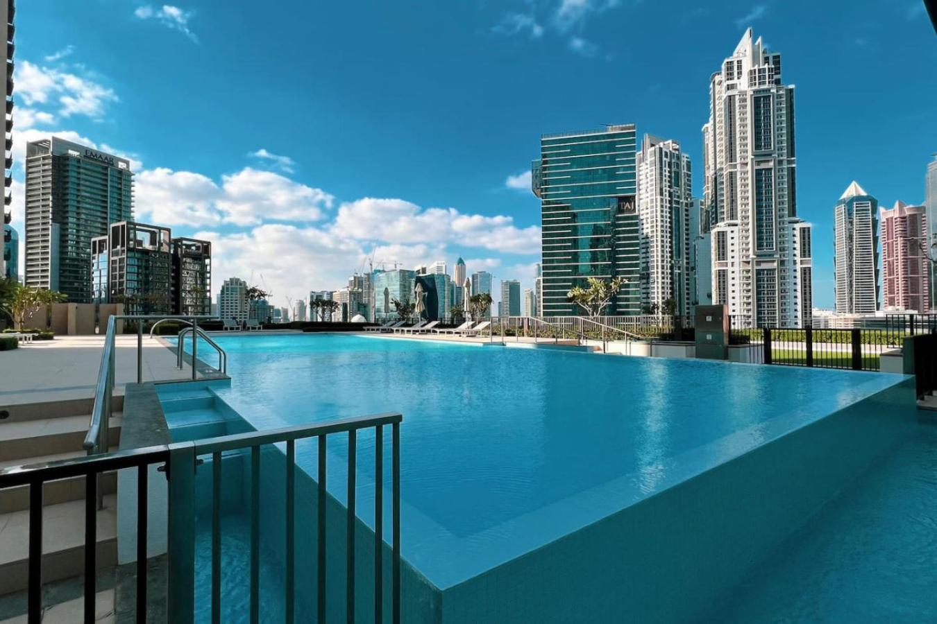 Modern Comfort - Views In Prime Downtown - 2br 6 Guests * Dubai